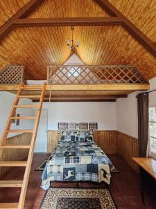 特克潘危地马拉Finca Chuchiyá cabañas Tecpan的一间卧室设有双层床和木制天花板