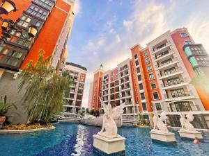 乔木提恩海滩Espana Resort Brand New one bedroom apartment的水中雕像城市景观