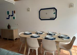 科武港Porto Covo / Costa Alentejana的餐桌、椅子和镜子
