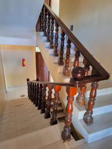 达累斯萨拉姆King Palace Hotel的房屋内带木栏杆的楼梯