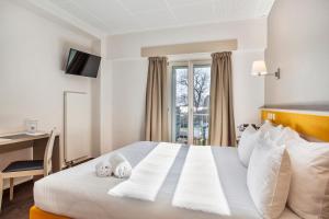 莫尔日拉龙格来酒店的酒店客房设有一张带书桌的床和窗户。