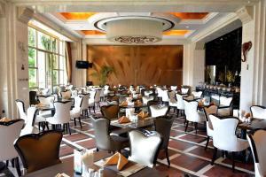 惠州惠州龙光城戴斯酒店的用餐室配有桌子和白色椅子