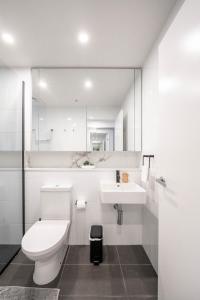 布里斯班Urban Elegance 2B2B w parking, pool South Brisbane的白色的浴室设有卫生间和水槽。