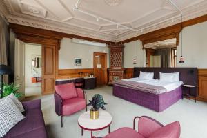 斯德哥尔摩斯堪第53号酒店的酒店客房带一张大床和椅子