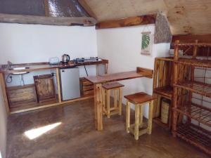 Mdudu MdogoPongwe Eco Lodge and kitten paradise.的一个带木桌和柜台的厨房
