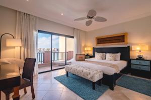 蓬塔卡纳Sports Illustrated Resorts Marina and Villas Cap Cana - All-Inclusive的一间带大床的卧室和一个阳台