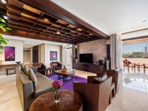 迪拜迪拜棕榈岛索菲特Spa度假酒店的带沙发和电视的客厅