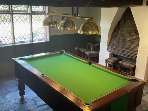 拉特沃思Chequers Country Inn的绿色客房内的台球桌