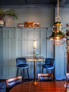 斯海弗宁恩席凡宁根林荫酒店的一间配备有蓝色椅子和桌子的用餐室