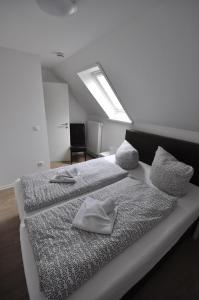 LütowFerienwohnung für vier Personen - b57337的一间卧室设有两张床和天窗