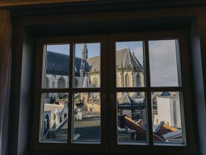 阿姆斯特丹瑞士酒店的享有大楼景致的窗户