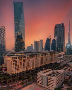 迪拜Ritz Carlton Residences DIFC Downtown Dubai的享有城市天际线和高楼的景色