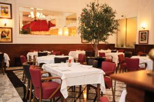 迪拜Ritz Carlton Residences DIFC Downtown Dubai的一间设有白色桌椅的用餐室