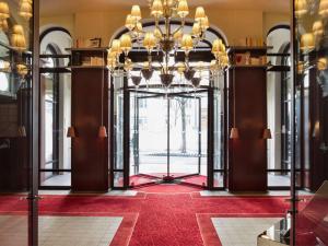 巴黎莱佛士皇家巴黎梦索酒店的大楼内带吊灯的大堂