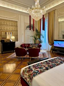 维罗纳Palazzo Monga Boutique Guesthouse的带沙发和电视的客厅