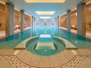索非亚Maison Sofia - MGallery的一座带游泳池的酒店中的无边游泳池