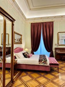 维罗纳Palazzo Monga Boutique Guesthouse的一间卧室配有一张带镜子的床和窗户
