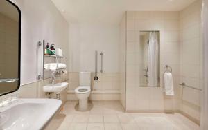 伦敦Hyatt House London Stratford - Aparthotel的带淋浴、卫生间和盥洗盆的浴室