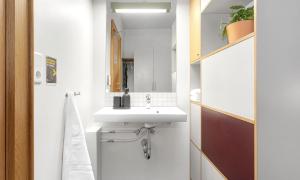 雷克雅未克青年旅舍的白色的浴室设有水槽和镜子