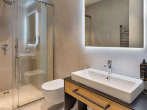 地拉那Mercure Tirana的一间带水槽、卫生间和淋浴的浴室