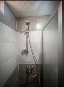 瓦迪拉姆Rum Roza luxury camp的浴室内带软管的淋浴