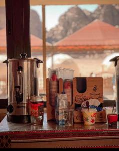 瓦迪拉姆Rum Roza luxury camp的台面,配有咖啡壶和其他物品