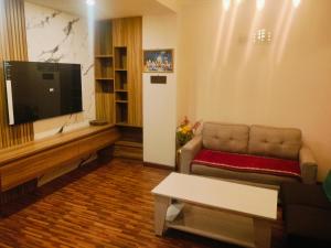 加德满都Beautiful 1 bedroom apartment in Sundhara Kathmandu的带沙发和平面电视的客厅