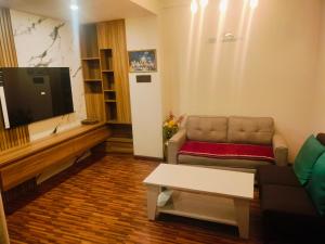 加德满都Beautiful 1 bedroom apartment in Sundhara Kathmandu的带沙发和平面电视的客厅