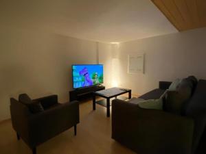 BütschwilBauernhof Sal的客厅配有2张沙发和1台平面电视