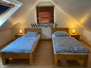 魏因海姆魏因海姆费瑞沃公寓的带窗户的客房内设有两张单人床。