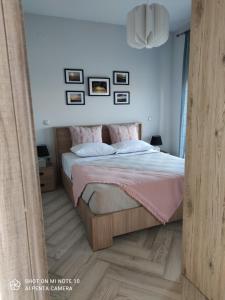 ChaïdeftónWillow Home的一间卧室配有一张带粉色床单和枕头的床。