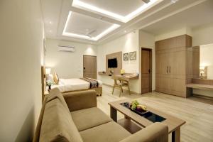 新德里Hotel Aerotech Near Delhi Airport的客厅配有沙发和1张床