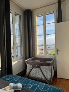 勒阿弗尔"L'amarrage" 2 chambres Perret Pleine Vue Mer的客房设有一张床和一个美景窗户。