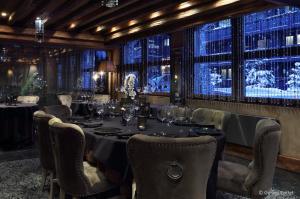 谷雪维尔Hotel Le Saint Roch的一间带长桌和椅子的用餐室