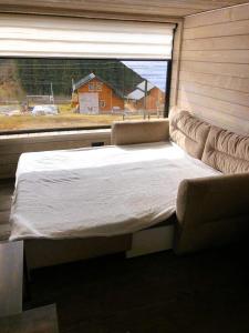 帕利亚尼西亚Небокрай的窗户客房内的一张大床