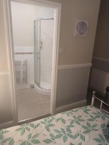 斯卡伯勒The Beaches的带淋浴的浴室和客房内的一张床