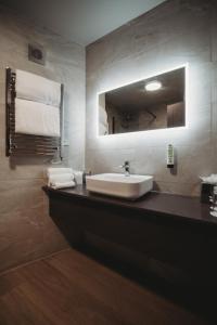 科格索尔埃塞克斯高尔夫&乡村俱乐部酒店的一间带水槽和镜子的浴室