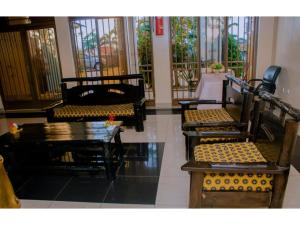 基加利Igitego Hotel Remera的配有桌椅和窗户的房间