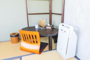 泉佐野大树旅舍的桌椅和冰箱