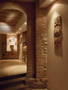 阿西西吉欧托温泉酒店的石墙房子的走廊