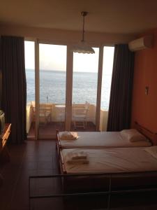 卢特拉艾季普苏Maravellia的一间带两张床的卧室,享有海景
