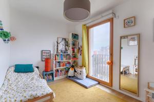 奥贝维利埃Résidor - Lumineux appartement的一间卧室设有一张床和一个阳台的窗户。