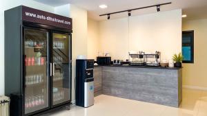 清迈THE BOSS CHIANGMAl的一间带柜台和冰箱的咖啡店