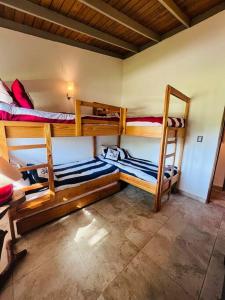 璜多里奥Casa en Villas Jubey con acceso al Hotel Emotion By Hodelpa的一间卧室配有三张双层床。