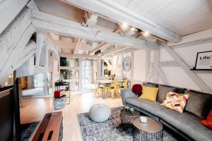 施瓦巴赫XZLLENZ: Exquisit, Fachwerk, Dachterrasse - Wohlfühlen的客厅配有沙发和桌子