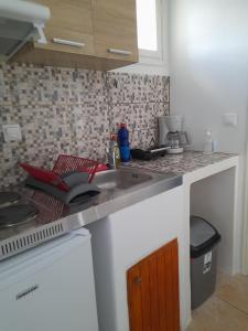 基莫洛斯岛Elzahed apartments orza的厨房配有水槽和台面