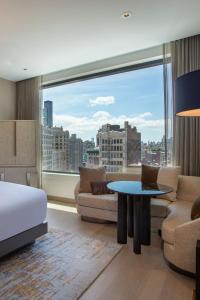 纽约The Ritz-Carlton New York, NoMad的酒店客房设有一张床和一个大窗户