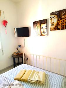 圣克鲁斯-德特内里费Casapatrizia Appartamento compartido的卧室配有一张墙上有两张照片的床。