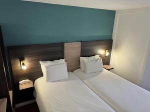 埃佩尔奈基里亚德艾贝纳酒店的卧室配有一张带两个枕头的大白色床
