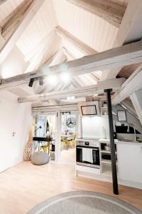 施瓦巴赫XZLLENZ: Exquisit, Fachwerk, Dachterrasse - Wohlfühlen的厨房拥有白色的墙壁和木制天花板。
